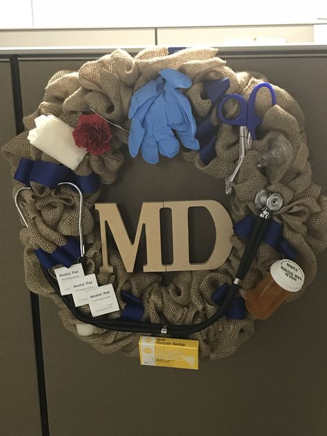 Doctors’ Day Wreath Medical Wreath Ideas, Student Decor, Medical School Graduation, Doctors Day, Office Christmas Decorations, Work Wreath, Gifts For Dentist, Office Christmas, Xmas Party