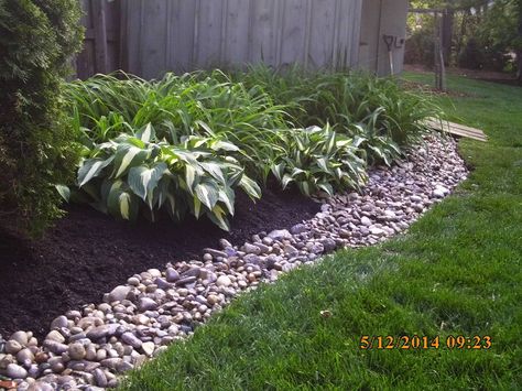 Rock Mulch, Landscaping Rock, River Rock Garden, Rock Border, Mulch Landscaping, Gravel Landscaping, River Rock Landscaping, Hardscape Design, Garden Types