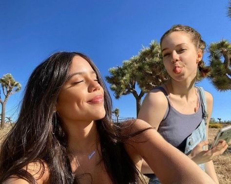 Jenna Ortega With Emma Myers, Jenna Ortega X Emma, Jenna Ortega E Emma Myers, Jenna Ortega Y Emma Myers, Jenna X Emma, Emma Myers And Jenna, Emma Myers Wallpaper, Jenna Ortega Emma Myers, Jenna Ortega And Emma Myers