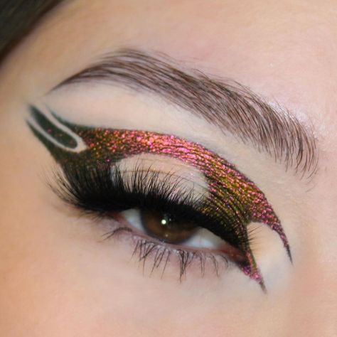 SHARP AS A BLADE⚔️ Create graphic eye looks ✨easily✨ with our Shade Shifter Duo Chrome Eye Colors & Eyeshadows🖌️ @delaeini used the shades: Matrix & Aura❤️‍🔥 Duo Chrome Makeup, Duo Chrome Eyeshadow Looks, Duochrome Makeup, Light Pink Acrylic Nails, Chrome Eyeshadow, Graphic Eyes, Glitter Eye Makeup, Glitter Eye, Ethereal Makeup