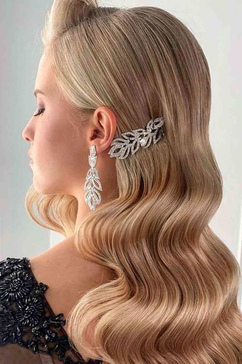 Inspiring Styling Ideas And Tutorials To Wear Finger Waves Perfectly Gatsby Hairstyles For Long Hair, 1920 Hairstyles, Flapper Hair, Gatsby Hair, Finger Curls, Waves Haircut, Finger Wave Hair, Long Hair Waves, 1920s Hair