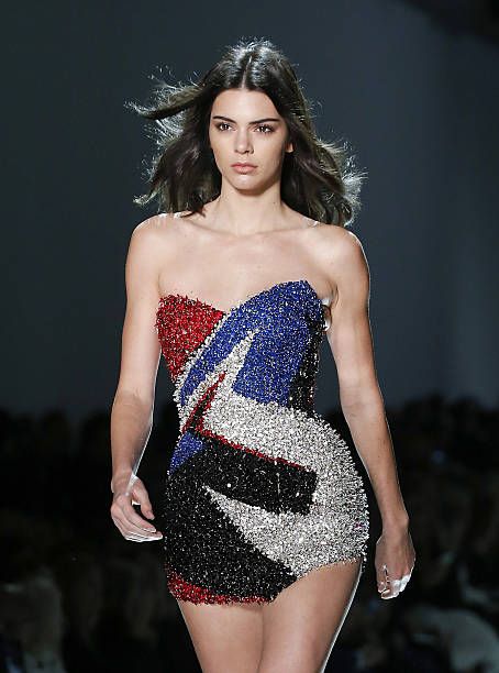 US model Kendall Jenner walks the runway during the Alexandre Vauthier Spring Summer 2017 show as part of Paris Fashion Week on January 24 2017 in... Kendall Jenner Ab Workout, Kendall Jenner Runway, Kylie Jenner Outfits Casual, Kendall Jenner Estilo, Paris January, Kendall Jenner Hair, Estilo Jenner, Stile Kendall Jenner, Trajes Kylie Jenner