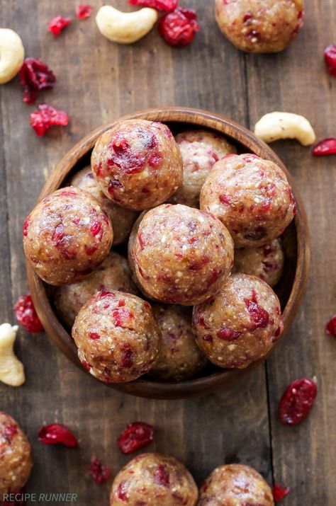 Cranberry Vanilla Energy Bites | These healthy energy bites are gluten-free, vegan, paleo and bursting with cranberry and vanilla flavors! Energy Bites Healthy, Law Carb, Energy Bites Recipes, Summer Snacks, Paleo Snacks, Energy Balls, Healthy Energy, Energy Bites, Paleo Dessert