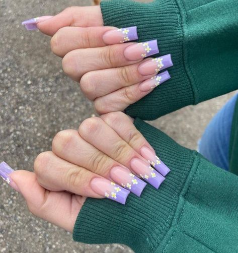 Lilac Nails With Flower Design, Lilac Nails Acrylic, Lavender Nails Acrylic, Lavender Nail Ideas, Lavender Acrylic Nails, Purple French Tip Nails, Purple French, Lavender Nails, Simple Acrylic Nails