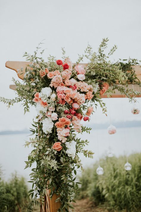 Peach And Pink Wedding Backdrop, Peach And White Wedding Florals, Orange Pink Coral Wedding Flowers, Peach Arbor Flowers, Coral Wedding Florals, Peach Decorations Wedding, Wedding Arches Flowers, Coral Colored Flowers, Soft Peach Wedding Theme