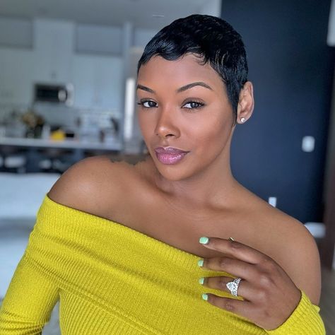 Sky Smith | I’ve been wearing this pixie for over a decade & it still hasn’t gone out of style 💁🏾‍♀️ Products used: @pixieperfection Hair cut by:… | Instagram Very Short Pixie Haircut Black Women, Very Short Pixie Haircut, Short Pixie Haircuts For Women, Michelle Williams Pixie, Short Pixie Wig, Rihanna Short Hair, Very Short Pixie, Razor Cuts, Short Natural Curly Hair