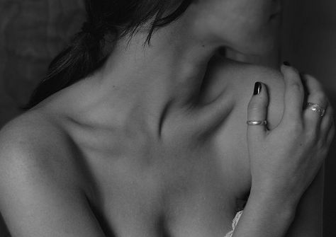 Defined Collar Bones Bone Drawing, The Darkest Minds, Close Up Photography, Collar Bone, Photography Poses Women, Collars For Women, Perfect Body, Drawing People, Behind Ear Tattoo