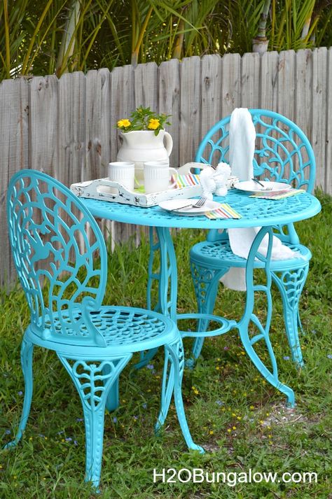 Cafe table makeover with aqua Rustoleum Spray Paint and tutorial to paint metal furniture H2OBungalow #paintedfurniture Used Outdoor Furniture, Outdoor Makeover, Iron Patio Furniture, Lawn Furniture, Cafe Table, Garden Table And Chairs, Table Makeover, Cafe Tables, Elegant Furniture