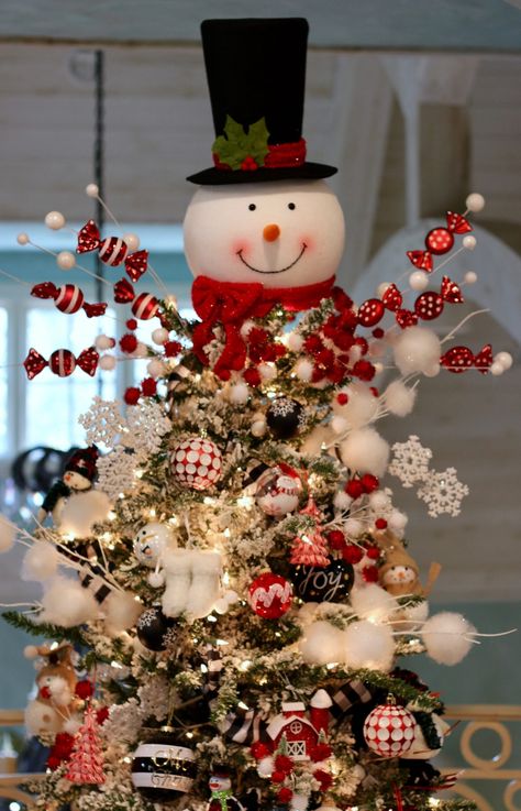 How to Decorate Your Christmas Tree Video Tutorial | Turtle Creek Lane Snowman Tree Topper Ideas, Snowman Tree Ideas, Snow Man Christmas Tree, Christmas Tree Video, Snowman Trees, Tree Topper Ideas, Turtle Creek Lane, Snowman Christmas Tree Topper, Snowman Tree Topper