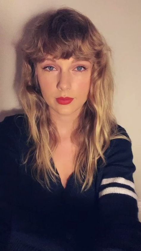 Taylor Swift Bangs, Ocean Blue Eyes, Estilo Taylor Swift, Taylor Swift Videos, Taylor Swift Hair, Event Outfit, Red Taylor, Taylor Swift Wallpaper, Taylor Swift Songs