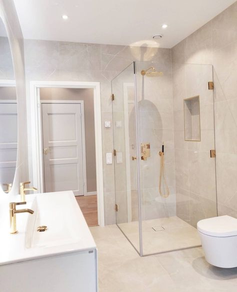 Bathroom With Two Windows, Neutral And Gold Bathroom, Small Elegant Apartment, Bathroom Ideas Gold Fixtures, Beige Gold Bathroom, Cream Gold Bathroom, Ivory Bathroom Ideas, Bathroom White And Gold, 1930s Bathroom Remodel