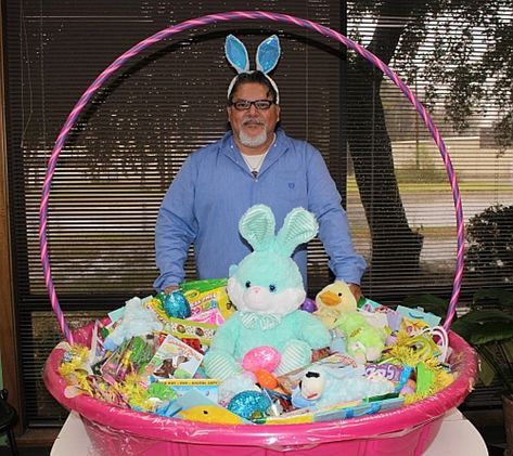 How to Make a Huge Easter Basket Using a Kid's Swimming Pool Pool Easter Basket, Minimalist Easter Basket, Giant Easter Basket, Large Easter Basket, Fun Easter Baskets, Creative Easter Baskets, Easter Bouquet, Easter Basket Crafts, Easter 2024