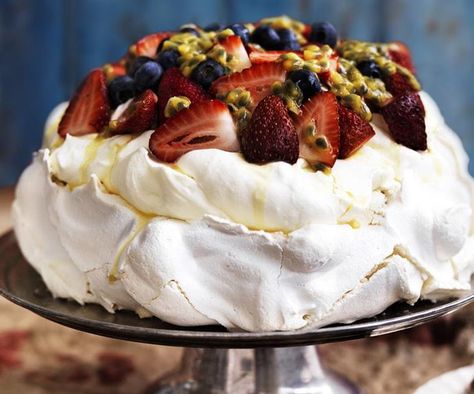 Named after the Russian ballerina, the pavlova is a familiar and well loved Antipodean dessert. You can experiment with all kinds of fruit toppings, but berries and cream is always a winner. Berry Pavlova, Christmas Pavlova, Stewed Fruit, Avocado Dessert, Dessert Parfait, Pavlova Recipe, Anna Pavlova, Fruit Toppings, Make Ahead Desserts