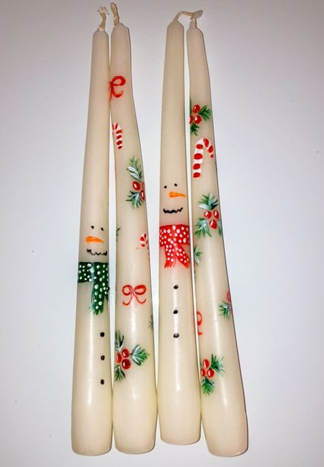 Christmas Candlestick Painting, Christmas Painted Taper Candles, Bougie Noel Diy, Candle Painting Christmas, Christmas Candle Painting, Christmas Decorations Ideas Diy, Diy Candles Design, Christmas Candle Crafts, Candle Painting