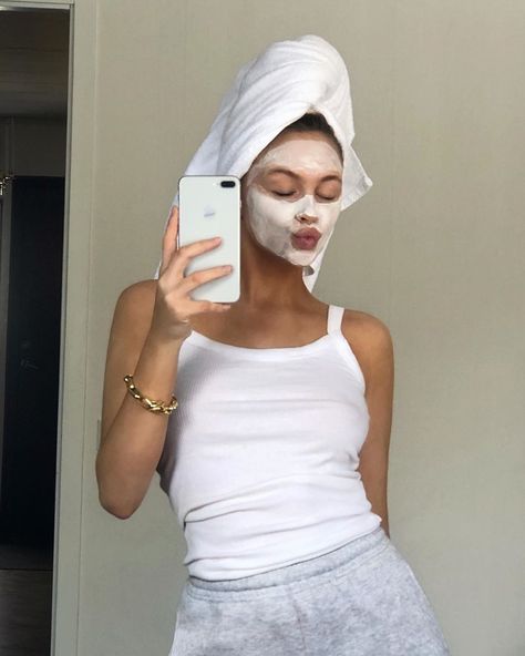 Felicia Wedin’s Instagram post: “Home spa and iced coffee” Face Mask Aesthetic, Outfit Elegantes, Mask Aesthetic, Face Roller, Healthy Girl, Healthy Lifestyle Inspiration, Coffee Coffee, Foto Inspiration, 가을 패션