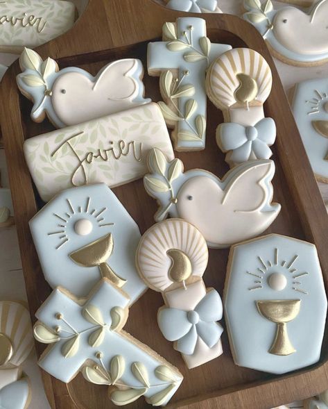 Happy Birthday Megan, Comunion Cake, Recuerdos Primera Comunion Ideas, Baptism Cookies, Confirmation Party, Communion Sets, Cookie Party Favors, Baby Shower Sweets, First Communion Decorations