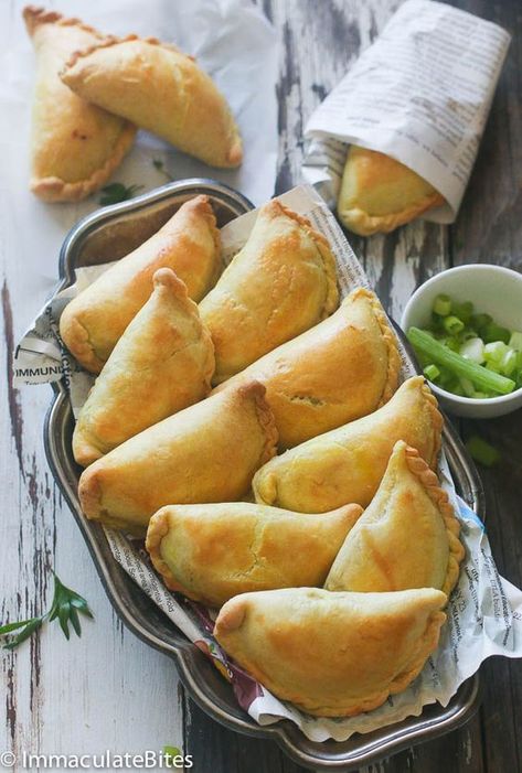 Jamaican Chicken Patties, Chicken Patty Recipes, Jamaican Chicken, Desserts Drinks, Jamaican Patty, Jamaica Food, Carribean Food, Jamaican Cuisine, Food For Special Event