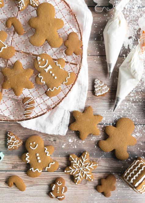 The absolute perfect gingerbread cookies. They are flavorful without being too spicy or sweet. Christmas Gingerbread Cookies Recipe, Holiday Gingerbread Cookies, Vegan Royal Icing, Best Gingerbread Cookies, Vegan Christmas Cookies, Vegan Gingerbread, Christmas Gingerbread Cookies, Ginger Bread Cookies Recipe, Festive Cookies