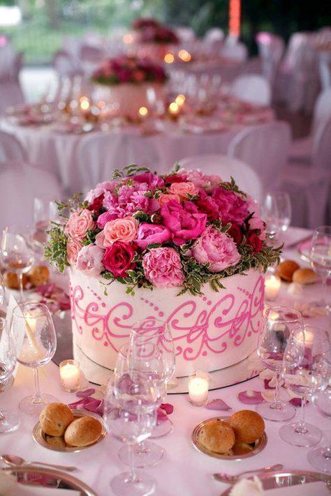 Tablescape/Floral Wedding Cake Centerpieces, Cake Centerpieces, Party Tablescapes, Floral Wedding Cake, Beautiful Tablescapes, Test Quiz, Beautiful Table Settings, Floral Cake, Beautiful Table