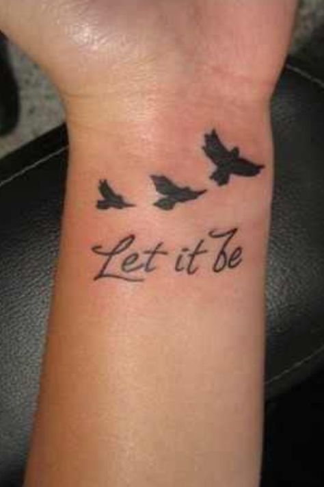 Let it be tattoo with flying birds, totally love it Bracelet Tattoos For Women, Scrub Wajah, Wrist Tattoos Girls, Vogel Tattoo, Bird Tattoo Wrist, Cool Wrist Tattoos, Best Tattoos For Women, Small Wrist Tattoos, Wrist Tattoos For Women