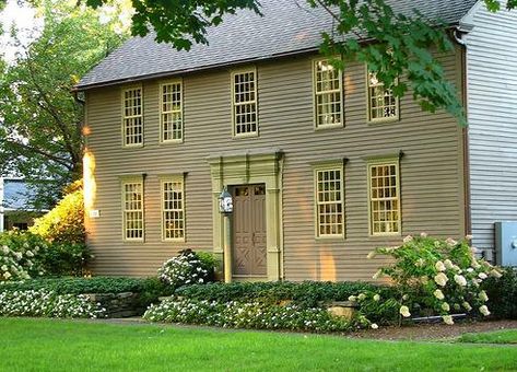 New England Colonial house colors Colonial Minimalist Decor, Saltbox Colonial Exterior, New England Colonial Farmhouse, Saltbox House Addition, Old Colonial Homes New England, New England Saltbox House, Colonial Landscaping, Saltbox Colonial, Dollhouse Windows