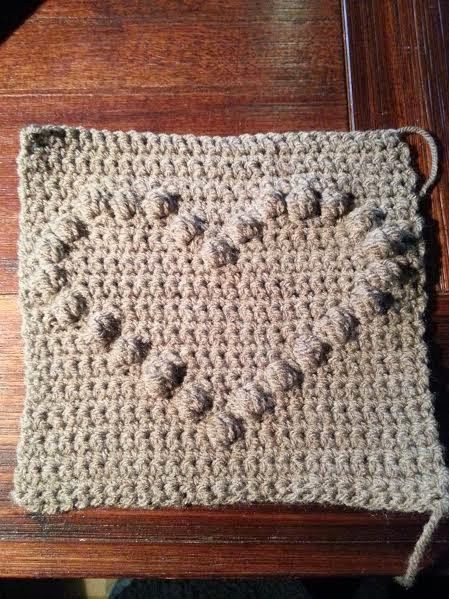 Granny met een hart in de popcornsteek, gratis Nederlands patroon Colorwork Knitting Patterns, Bubble Heart, Free Crochet Bag, Crochet Pillow Cover, Colorwork Knitting, Crochet Wall Hangings, Crochet Pouch, Bobble Stitch, Crochet Pillow