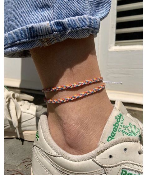 Braided Anklets, Anklet Ideas, Anklets Diy, Cute Anklets, Friendship Bracelets Easy, Yarn Bracelets, Cute Friendship Bracelets, Pearl Lariat, Bracelet Inspo