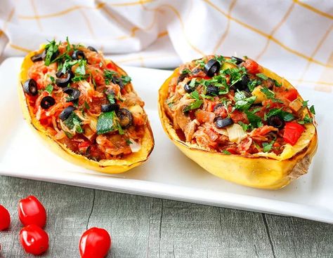 Cook up a delicious Mediterranean-inspired meal you can eat right in the squash - no extra dishes necessary. Spaghetti Squash Burrito, Spaghetti Squash Boats, Spaghetti Squash Boat, Squash Boats, Candida Diet Recipes, Spaghetti Squash Recipes, Candida Diet, Low Carb Dinner, Squash Recipes