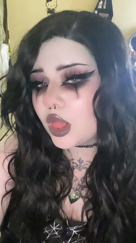 Makeup Ideas Gothic Dark, Eyeshadow Looks Alternative, Gothic Black Makeup, Big Goth Makeup, Punk Rock Makeup Grunge, Gothic Vampire Aesthetic Makeup, Goth Nun Makeup, Goth Queen Makeup, Clown Eyeliner Makeup