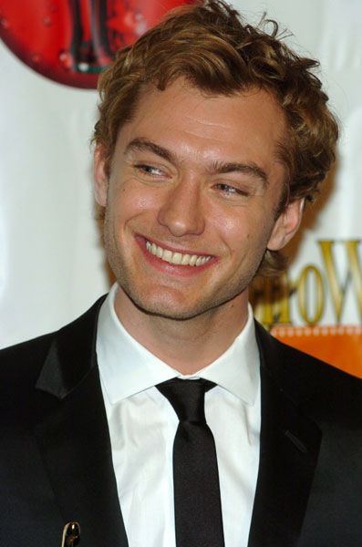 Jude Law 90s, Hot Celebrity Actors, Jude Law The Holiday, Young Jude Law, Jude Law Style, Attractive Male Actors, Young Pope, Jude Law, 90s Retro