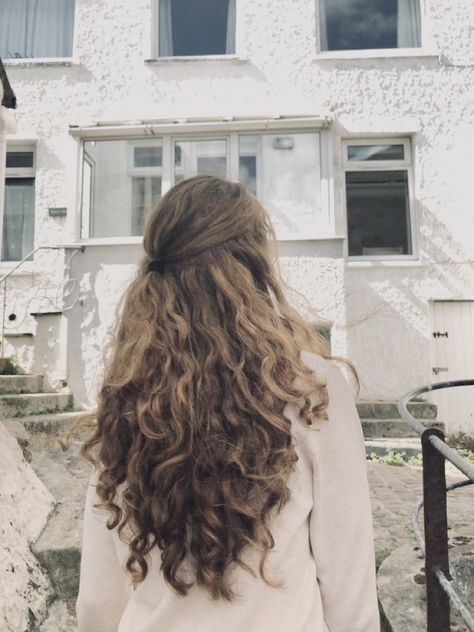 Curly Brown Hair Girl Aesthetic, Brown Hair Blue Eyes Girl, Mousy Brown Hair, Mousy Brown, Hair Jazz, Brown Wavy Hair, Frizzy Curly Hair, Brown Curls, Brown Hair Blue Eyes