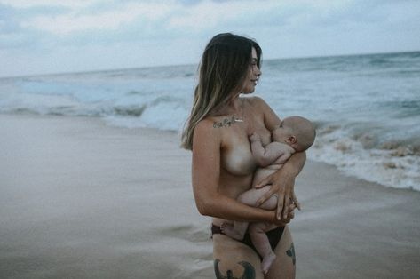 14 mamans allaitent ensemble sur la plage, le résultat est magnifique Post Pregnancy Body, Moms Photography, Extra Skin, Female Art Painting, Hot Women Dress, Other Mothers, Sunshine Coast, Beautiful Smile Women, Maternity Pictures