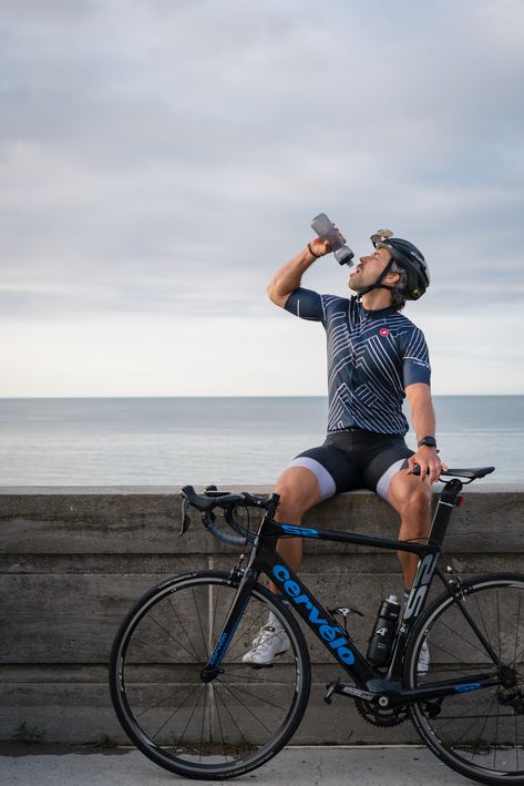 This article is about the importance of hydration. Image of man on bike drinking water Homemade Gatorade, Squeeze Water Bottle, Sunburn Remedies, Natural Electrolytes, Pilates Challenge, Fitness Vision Board, Bicycle Brands, Specialized Bikes, Safe Water