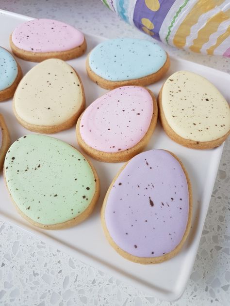 Simple Easter Cookies, Easter Fondant Cookies, Speckled Egg Cookies, Egg Cookies Decorated, Sugar Cookies Easter, Easter Cookies Decorated, Egg Sugar Cookies, Easter Egg Cookies Decorated, Easter Sugar Cookies Decorated