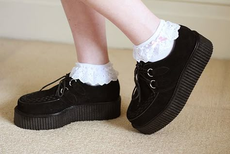 Creepers with frilly socks. Frilly Socks With Sneakers, Em Aesthetic, Demonia Creepers, Suede Creepers, Vintage Academia, Grunge Fits, Frilly Socks, Creepers Shoes, Lace Socks