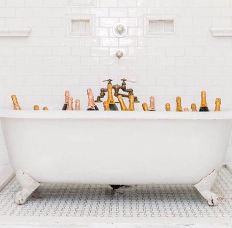 champagne in a bath tub Inspiring Instagram Accounts, Don Perignon, Champagne Campaign, Bali Body, Bubble Bath, Clawfoot Bathtub, Tgif, Happy Friday, In The Middle