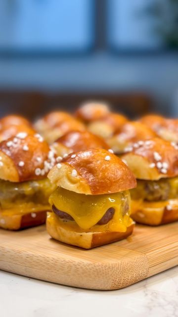 KING'S HAWAIIAN® on Instagram: "🍔 MINI CHEESEBURGER BITES! 🍔   Ingredients: -King’s Hawaiian Pretzel Bites -1 lb ground beef -Salt -Pepper -Garlic powder -Cheddar or American cheese (sliced) -@chosenfoods Burger Sauce  Preparation: 1. Cut King’s Hawaiian Pretzel Bites in half 2. Season ground beef with salt, pepper, and garlic powder, then form into small bite-sized patties 3. Bake hamburger patties at 350 for 15 minutes (flip halfway), then add sliced cheddar cheese and broil for 1-2 minutes until cheese is melted 4. Assemble mini cheeseburger bites on King’s Hawaiian Pretzel Bites with Chosen Foods Burger Sauce  #kingshawaiian" Kings Hawaiian Pretzel Bites Recipes, Baked Hamburger Patties, Season Ground Beef, Pretzel Burger, Cheeseburger Bites, Baked Hamburgers, Hawaiian Burger, Mini Cheeseburger, Burger Bites