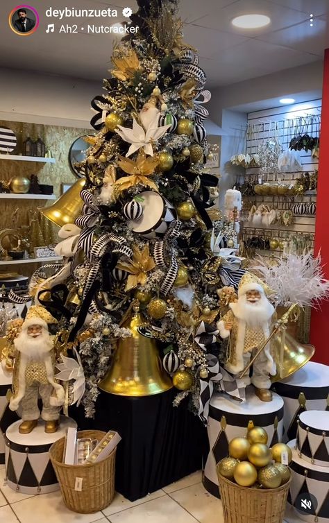 Great Gatsby Christmas Tree, Great Gatsby Christmas, Gatsby Christmas, Tree Themes, Sweet Christmas, Christmas Tree Themes, Great Gatsby, Holidays And Events, Gatsby