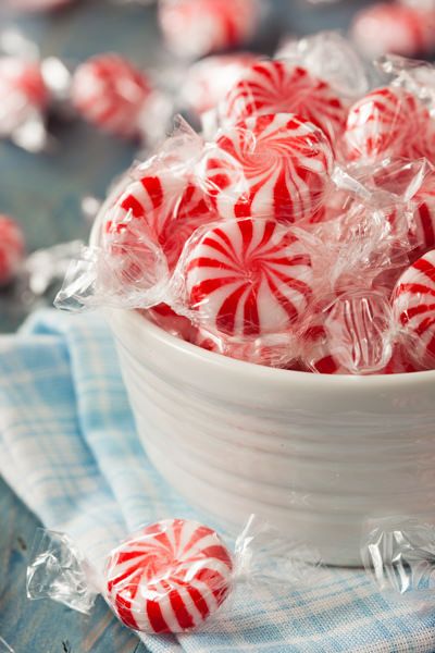 Candy Candy Photography, Xmas Cake, Christmas Sweets, White Candy, Peppermint Candy, Red Candy, Christmas Candy Cane, Candy Shop, Sweet Candy