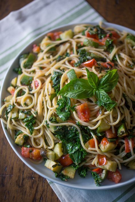 This zucchini tomato kale pasta packs all the flavors of summer into one pasta dish. Simple to throw together and ready in under 30 minutes! Kale Pasta Recipe, Homemade Garlic Butter, Kale Pasta, Zucchini Tomato, Roasted Garlic Chicken, Yummy Pasta Recipes, Fresh Pasta, Pasta Dish, Healthy Side Dishes