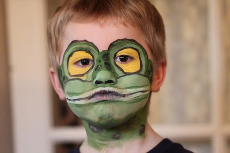 frog face painting | Frog Face Paint Tortoise Face Paint, Frog Face Paint, Animal Face Paint, Hello Kitty Frog, Frog Makeup, Fancy Dress Makeup, Frog Fashion, Face Painting Images, Easy Face Painting Designs