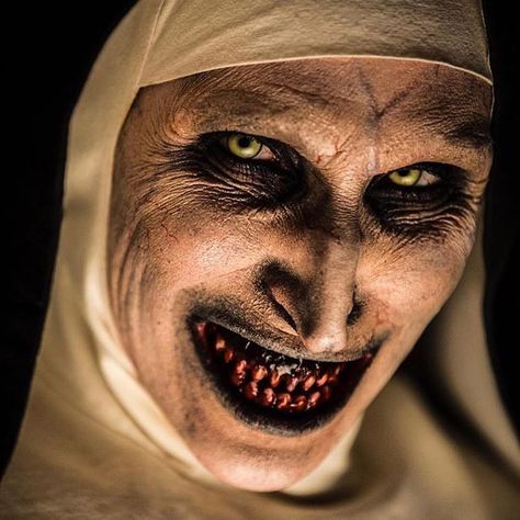 valak the demon nun 🔵 on Instagram: “thought i looked cute,, might delete later❤️✨ #thenun #sisterselfie #sisters #selfie #imcute #headshot #acting” Annabelle Horror, Horror Villians, Horror Photos, Arte Occulta, The Nun, Scary Movie Characters, Creepy Photos, Horror Pictures, Horror Movie Icons