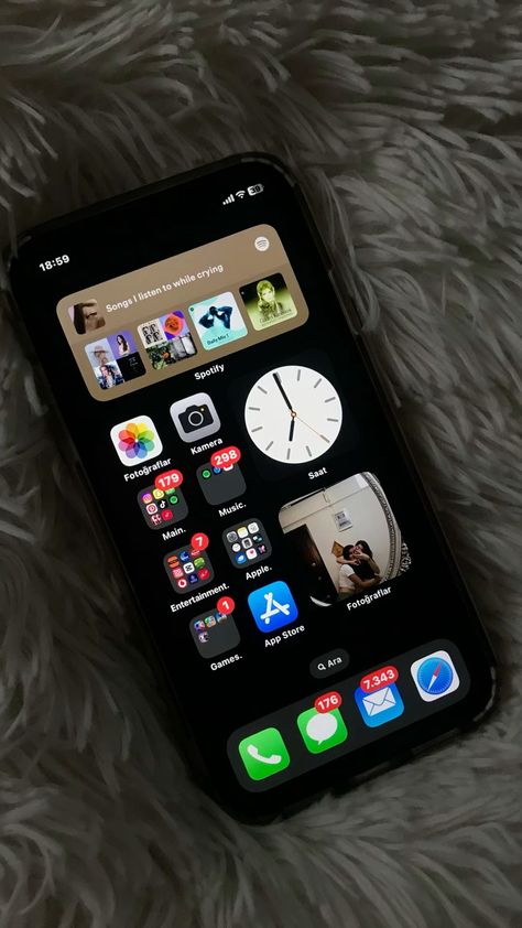 Iphone Ios Home Screen Ideas, Homescreen Layout Normal Apps, Iphone 13 Homescreen Layout, Iphone Layouts Simple, Ios Update Ideas, Application Iphone Rangement, Iphone App Organization Layout, Home Screen Apps Organization, Iphone 16 Home Screen Ideas