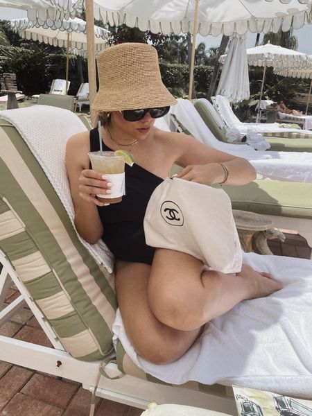 Vacation Hat Outfit, Straw Bucket Hat Outfit Summer, Pool Swimming Outfit, Bucket Hat Swimsuit Outfit, Black Bucket Hat Outfit Summer, Straw Bucket Hat Outfit, Straw Hat Outfit Summer, Sun Hat Aesthetic, Beach Hat Outfit