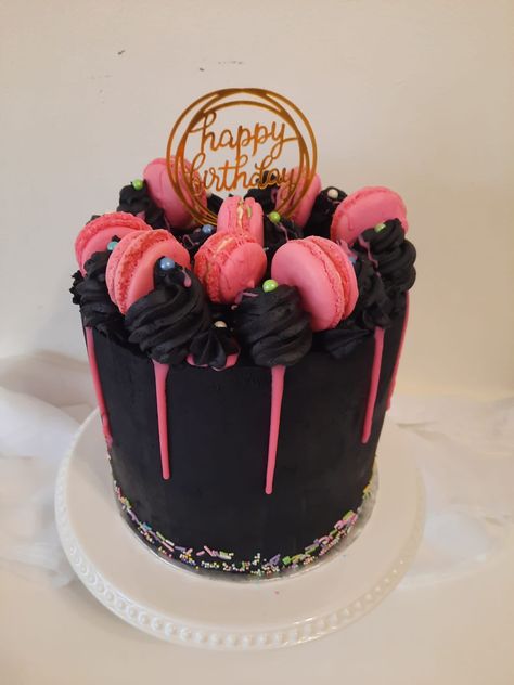 Vanilla cake with black buttercream with pink drip and pink macaroons Black And Pink Cake Birthday For Women, Pink And Black Drip Cake, 18th Birthday Cake Black And Pink, Pink Black And Silver Birthday Cake, Pink And Black Cake Ideas Birthday, Pink And Black 30th Birthday Party, Hot Pink And Black Birthday Cake, Black Cakes Birthday For Women, Birthday Cake Black And Pink