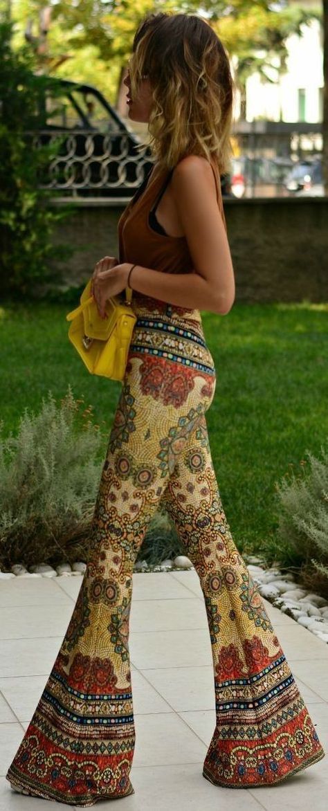 https://www.gravetics.com/45-exclusive-spring-boho-outfit-trends-2018/ Moda Z Lat 70., Styl Indie, Flare Pants Boho, Flower Prints Fashion, Look Hippie Chic, Hippie Mode, Celana Fashion, Boho Mode, Estilo Hippy