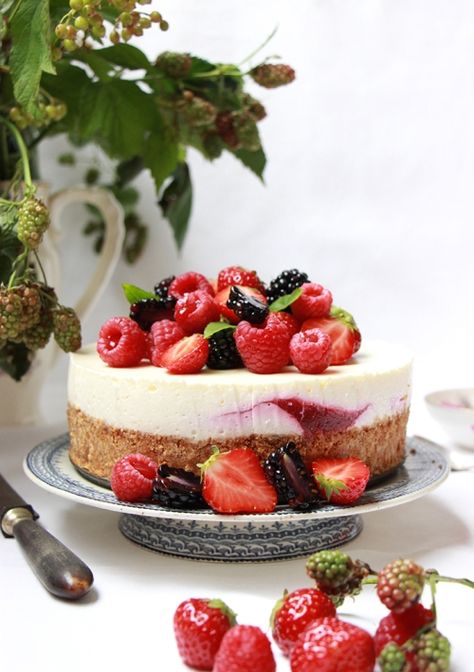 Cheesecake Fruits Rouges, Dessert Fruits Rouges, Dessert Aux Fruits, Cheesecake Cake, No Cook Desserts, Fruit Desserts, Food Photo, Mini Cheesecake, Pastry