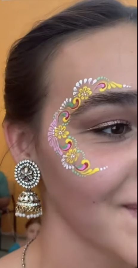 Gopi Dots Face Paintings Simple, Gopi Dots Face Paintings, Face Painting Aesthetic, Gopi Dots, Kolka Art, Aesthetic Kurti, Indian Eyes, Indian Bride Makeup, Everyday Makeup Tutorials