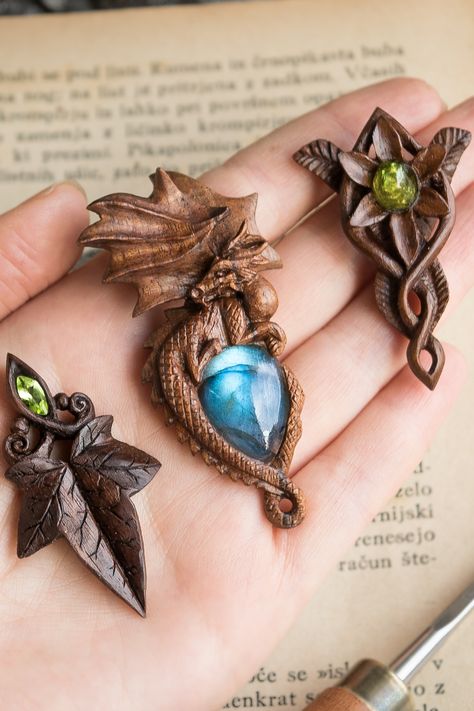 Hand carved from recycled black walnut wood, a handful of medieval inspired wooden jewelry: Dragon with labradorite pendant - Ivy pendant - Evenstar necklace Evenstar Necklace, Symbole Viking, Dremel Carving, Wood Jewelery, Carved Wood Wall Art, Dremel Projects, Black Walnut Wood, Wood Carving Patterns, Dragon Jewelry