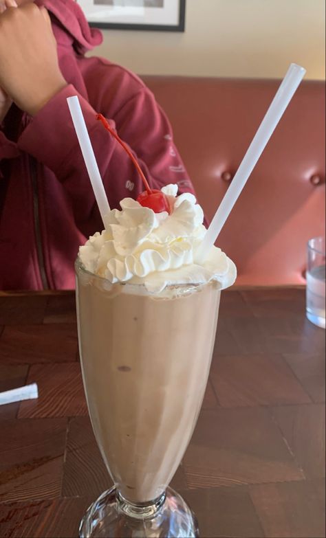 Diner Milkshake Aesthetic, Sharing Milkshake Aesthetic, Milkshake Date Aesthetic, Diner Date Aesthetic, Chocolate Milkshake Aesthetic, Couple Milkshake, Shakes Aesthetic, Ice Cream Date Aesthetic, Milkshakes Aesthetic